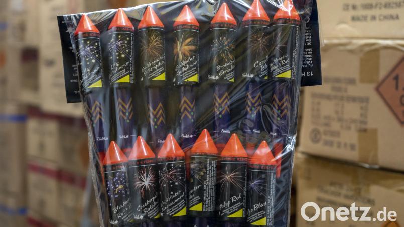 Zwei Jahre in Folge dürfen in ganz Deutschland keine Raketen, keine Böller und keine Feuerwerks-Batterien für Silvester verkauft werden. Nun sind auch private Feuerwerke in Ausnahmefällen möglich. Symbolbild: Christophe Gateau/dpa