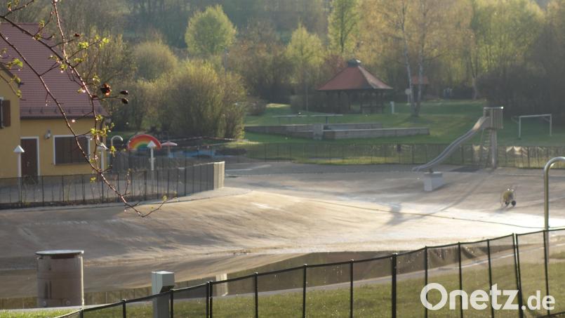 Das Sicherheitsnetz rund um den Naturbadesee steht und kündet bereits vom baldigen Beginn der Waidhauser Freibadsaison mit vielen Neuerungen. Bild: fjo