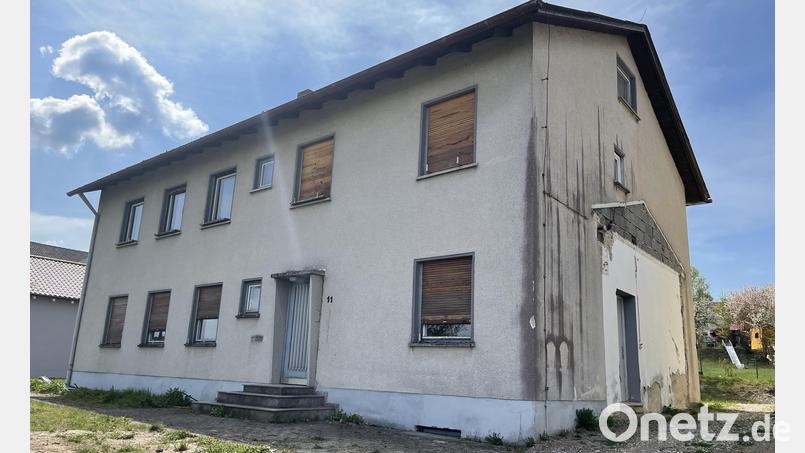 Das ehemalige Lehrerwohnhaus in Kemnath am Buchberg: Für seine Nachfolgenutzung lässt der Schnaittenbacher Stadtrat ein Konzept erstellen. Bild: e