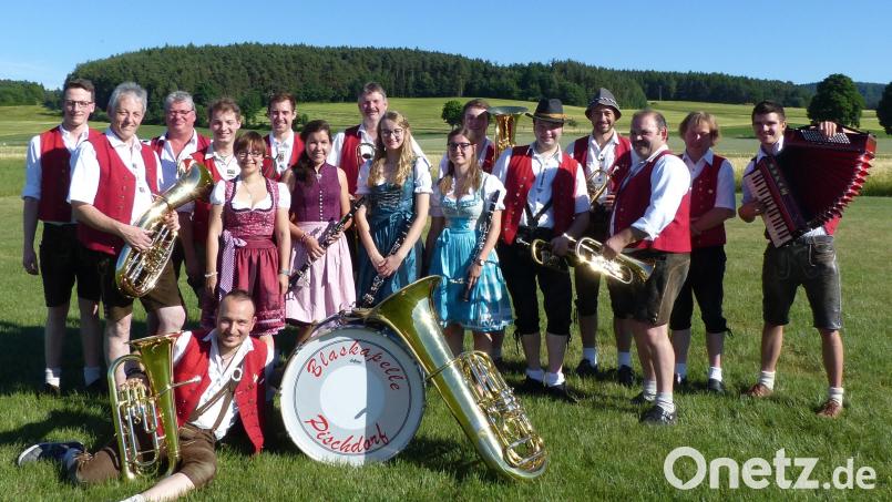 In klassischer Besetzung - unter anderem mit Horn, Posaune und Trommel - sorgt die Blaskapelle Pischdorf für die nötige musikalische Begleitung vieler festlicher Anlässe. Bild: Blaskapelle Pischdorf/exb