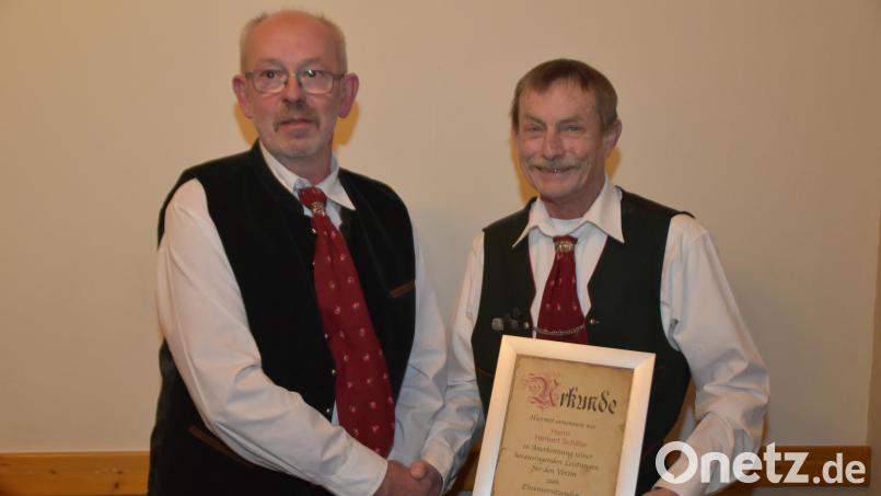 Noch im Januar wurde Herbert Schiller von seinem Nachfolger Ferdinand Sabatil (links) zum Ehrenvorsitzenden ernannt. Archivbild: hcz