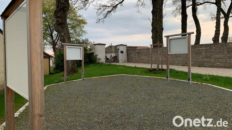 Daran ist die Überstundenflut der Bediensteten der Stadt Vohenstrauß nicht schuld: Die drei Schautafeln am Friedhof in Vohenstrauß sind noch immer leer. Das Planungsbüro hatte ein pädagogisches Konzept versprochen. Sinn und Zweck von Blühwiesen oder Insektenhotels sollen dann mit Infomaterial in den Schaukästen erläutert werden. Bild: ck