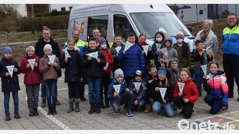 Alle Kinder aus der 4. Klasse der Erasmus-Grasser-Grundschule Schmidmühlen schaffen die Radfahrprüfung. Dazu gratulieren (hinten, von links): Lukas Hofmann, Polizeihauptkommissar Harald Heselmann, Markus Hummel, Rektorin Sabine Lubich und Polizeioberkommissar Markus Neumeyer. Bild: bö