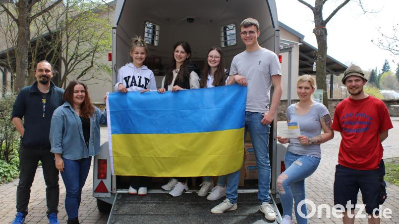40 Kisten mit Hilfsgütern übergaben (von links) Lehrer Markus Thoma und die Schüler Celina Krauß, Jule Träger, Tabea Pfeifer, Karolina Wirz und David Ziegler an Vanessa Vobis und Lorenz Ziegeltrum. Bild: Luisenburg-Gymnasium/exb