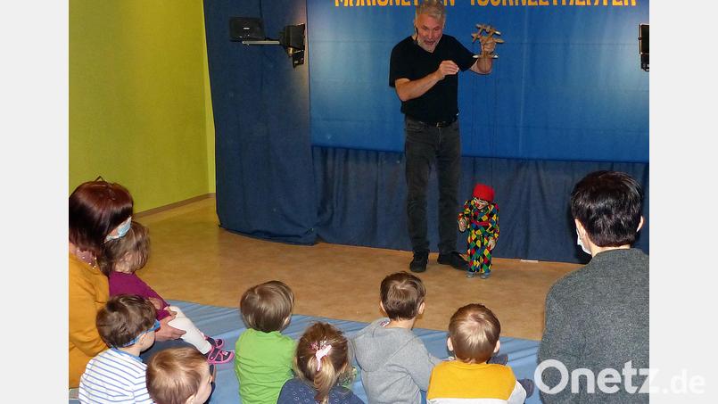 Josef Grünholz erzählte mit seinem Kasperl den Kindergartenkindern die Geschichte von der schlampigen Prinzessin. Bild: lgc