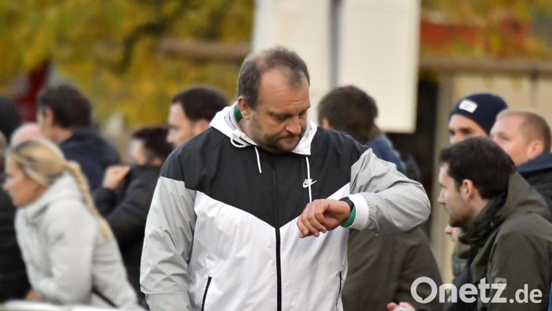 Bernd Scheibel, der Trainer ASV Haselmühl, hofft, dass nach Spielende am Sonntag drei Punkte mehr auf dem Konto stehen. Dann wäre Haselmühl alle Sorgen los. Archivbild: Hubert Ziegler