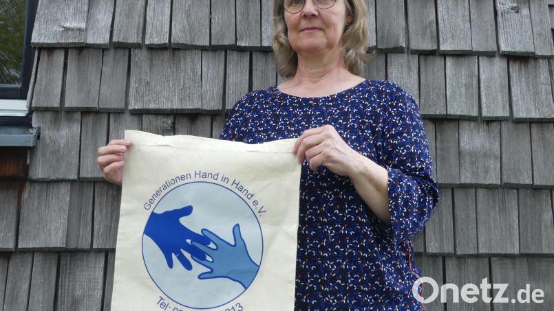 Stolz präsentierte Koordinatorin Elisabeth Gottsche die neue GeHiH-Tasche mit dem Loge „Helfende Hände“. Bild: rn