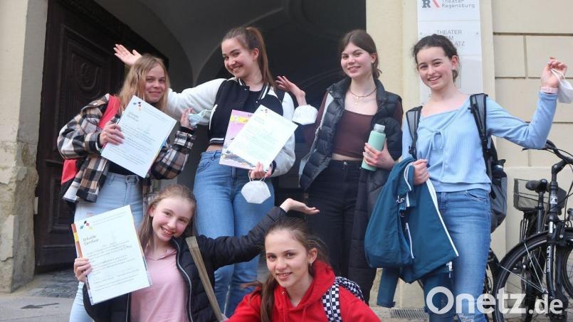 Die Gruppe der Teilnehmerinnen mit den stolzen Gewinnerinnen Elea Magnin (7a, 1. Platz Gruppe Anfänger, erste Reihe links), Isabell Kießlich (9b, 3. Platz Gruppe Fortgeschrittene, zweite Reihe links) und daneben Christina Sperl (9b, 1. Platz Gruppe Fortgeschrittene) vor der Regensburger Stadtbibliothek. Bild: Doris Christl /exb