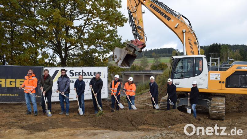 Am Freitagvormittag erfolgte der Spatenstich für die aktuell größte Infrastrukturmaßnahme der Marktgemeinde Plößberg. Für 11 Millionen Euro wird die Stauseebrücke und die Gemeindeverbindungsstraße erneuert. Im Bild die Planer und Baufirmen sowie Vertreter des Markts Plößberg. Bild: szl