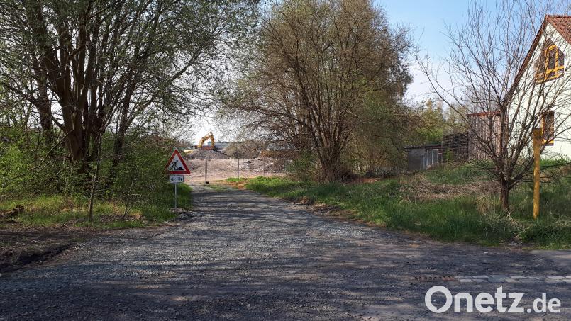 Der frühere Pfad zwischen der Baumeister-Emil-Engel-Straße und der Jakob-Steinfels-Straße (Bild) gehört inzwischen Sanierungsfläche und ist abgesperrt; ein Hinweisschild schickt Fußgänger über den Bahndamm weiter.. Bild: pz