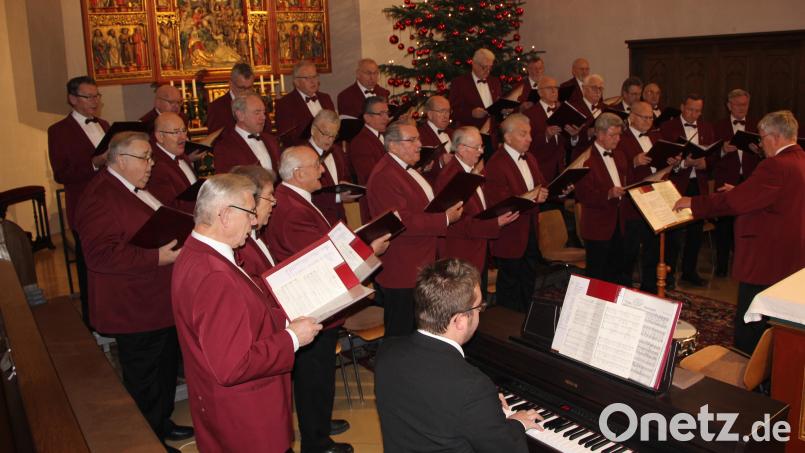 In den vergangenen beiden Jahren hatte der Männergesangverein so gut wie keine öffentlichen Auftritte mehr. Zu den Publikumsmagneten gehörten früher immer die Weihnachtskonzerte (im Bild 2018, rechts Chorleiter Horst Schultes). Leistungsfähiges Singen wird laut dem Vorsitzenden Rudolf Schmidt bald nicht mehr möglich sein. Bild: kro
