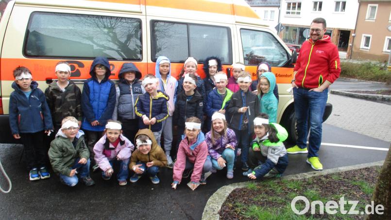 Gemessen an den Verbänden haben die Vorschulkinder des Regenbogen-Kindergartens ihren ersten Erste-Hilfe-Kurs erfolgreich absolviert. Mit auf dem Foto BRK-Bereitschaftsleiter Sven Lehner. Bild: njn