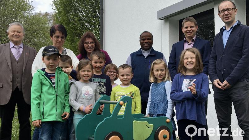 Die Kinder des Wutschdorfer Kindergartens mit der Leiterin der Einrichtung, Heid Wagner (hinten, Zweite von links) und den Ehrengästen. Bild: gri
