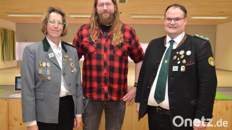 Johannes Bayer aus Linglmühle (Mitte) hält seit 25 Jahren treu zu den St.-Thomas-Schützen Oberlind. Dafür würdigen ihn Schützenmeisterin Renate Kellner (links) und Gauschützenmeister Stefan Brandmiller (rechts). Bild: dob