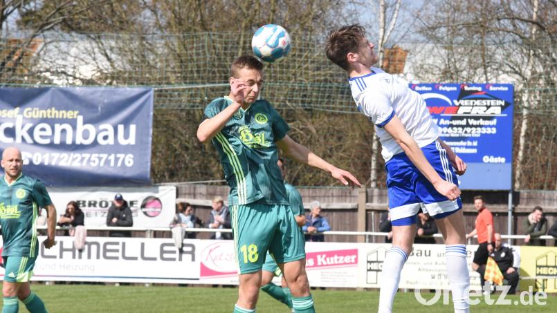 Der SV Mitterteich tritt am Samstag beim SV Schwaig an. Das Hinspiel (Szene mit Laurentin Göhlert, links) gewannen die Stiftländer mit 3:2. Archivbild: Gebert