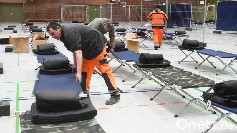 Für die Unterbringung von Flüchtlingen, wie hier in der Mehrzweckhalle Weiden, und die Versorgung der Menschen bewilligt der Finanzausschuss in seiner Sitzung einen sechsstelligen Betrag. Archivbild: Gabi Schönberger