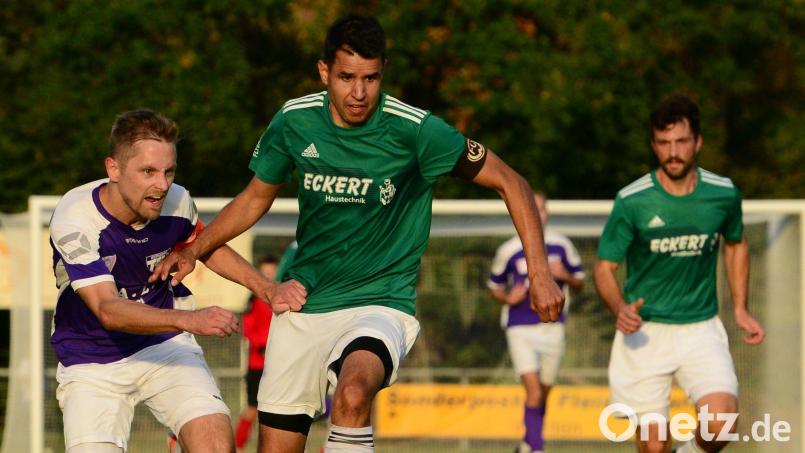 Im Hinspiel trennten sich die Wernberger 2:2. In dieser Szene führen Thimo Luff (links) vom TSV-Detag und FC-Mittelfeldspieler Andreas Wagner (Mittte) einen Zweikampf. Bild: mr
