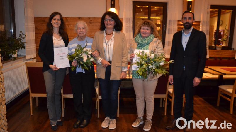 Für 20-jährige Treue zur Frauenunion Moosbach werden Anna Kölbl und Veronika Völkl (von links) mit Blumenstrauß sowie Bettina Hofmeister (nicht auf dem Bild) geehrt. Dazu gratulieren FU-Kreisvorsitzende Susanne Reitmeier (links), Vorsitzende Ulrike Guttenberger (Mitte) und Bürgermeister Armin Bulenda. Bild: gi
