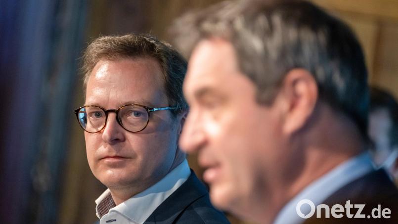 Parteivorsitzender Markus Söder (rechts)stellt den neuen CSU-Generalsekretär, Martin Huber, vor. Bild: Peter Kneffel