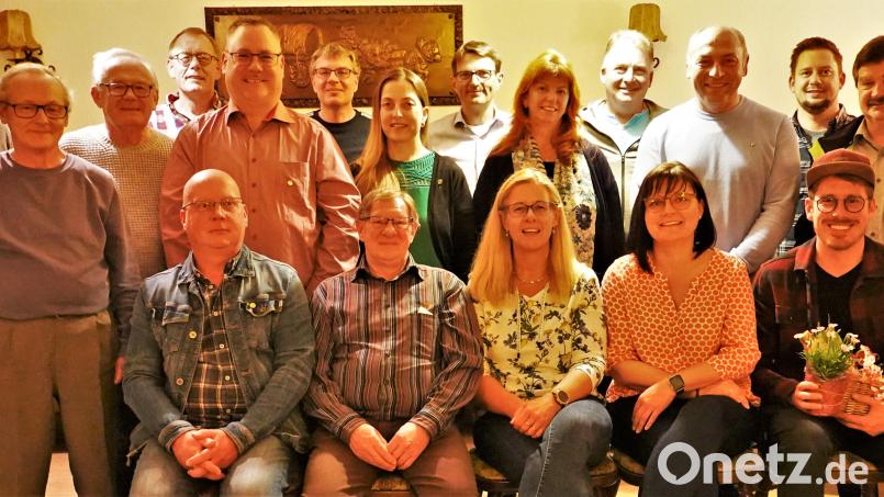 Das Leitungsteam der Siedlergemeinschaft Kohlberg-Röthenbach steht geschlossen hinter den Vorständen. Kassenführer Jörg Meier, Lothar Amann (zweiter Vorstand), Alexandra Kurz (Vorsitzende) und Kathrin Röber als Revisorin (sitzend, von links). Moritz Gebhardt (rechts daneben) erhielt für seine Arbeit einen Geschenkkorb. Bild: jml