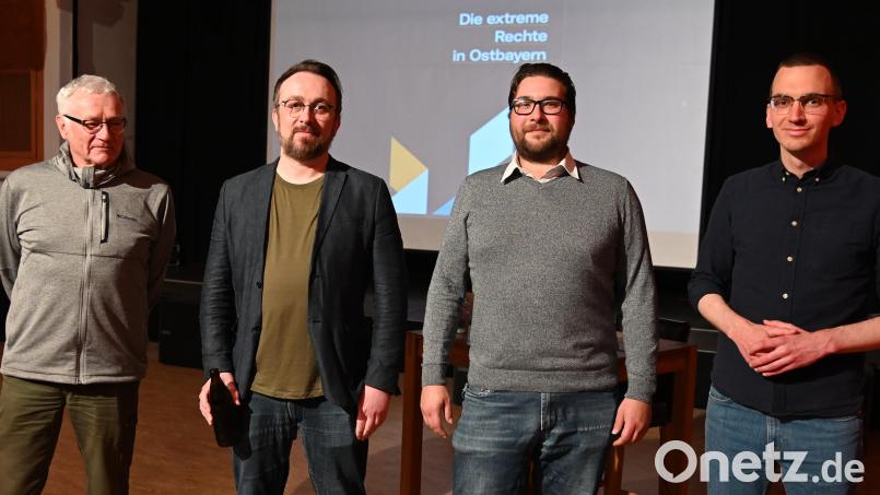Gemeinsam gegen rechtsextreme Tendenzen in Ostbayern: Die Info-Veranstaltung im Capitol organisierten (von links) Peter Lehner (Vereinigung der Verfolgten des Nazi-Regimes), Michael Hehl (Verein für Politik und Kunst) und Stefan Dietl (Verdi-Ortsverein Sulzbach-Rosenberg). Sie stellten Jan Nowak (rechts) von der Mobilen Beratung gegen Rechtsextremismus in Bayern als Referenten vor. Bild: gf