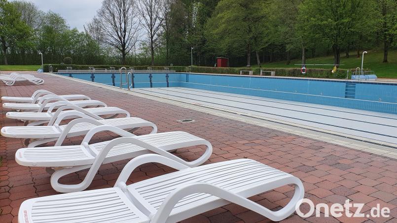 Zwar stehen im Freibad Windischeschenbach die Liegen schon bereit, doch die Becken müssen noch mit Wasser gefüllt werden. Bild: Lowak