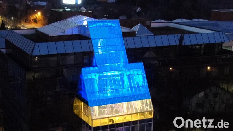 Die Conrad-Zentrale in Hirschau ist erleuchtet in den Farben der Ukraine. Bild: Conrad Electronic