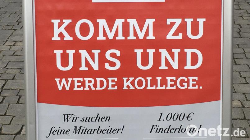 Beileibe kein Einzelfall sind inzwischen Prämien für die Vermittlung von neuen Mitarbeitern, wie hier bei einem Weidener Fachhändler aus der Altstadt. Bild: phs