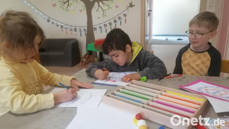 Die Kinder malen für ihre Eltern noch Mandalas mit den Schriftzügen &quot;Mama&quot; und &quot;Papa&quot; aus. Bild: Winderl, Kristin [wrl]