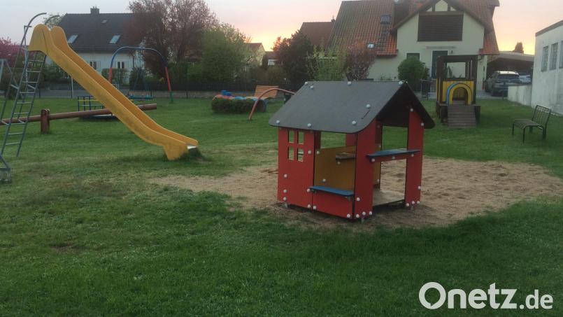 Ein Vorzeigeprojekt der Siedlergemeinschaft ist der Kinderspielplatz in der Kreuzäckersiedlung. Jedes Jahr wird er im Frühling und im Herbst gepflegt, die Geräte gestrichen oder gewartet und drei &quot;Spielplatzranger&quot; sehen träglich nach, ob alles in Ordnung ist. Bild: sei