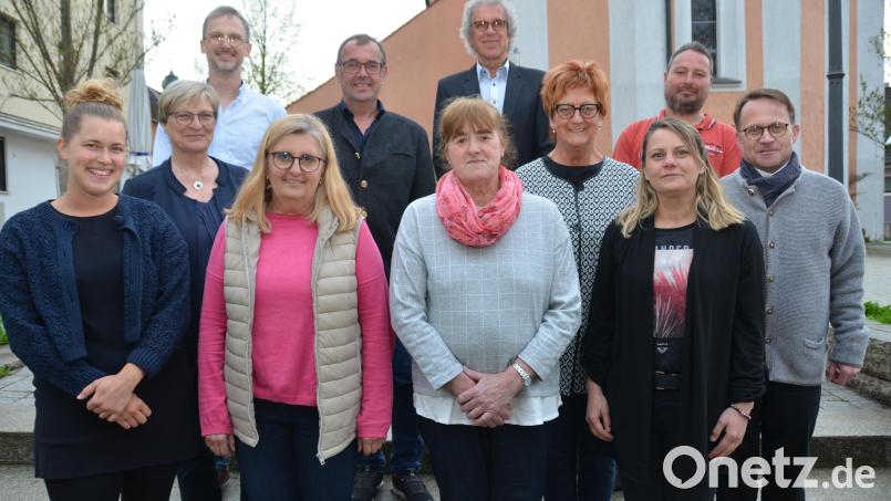 Annegret Spitzner (Zweite von links) war mit 32 Jahren im Amt dienstälteste Pfarrgemeinderätin. Dekan Alexander Hösl (rechts) dankte allen Scheidenden für ihren Einsatz. Bild: dob
