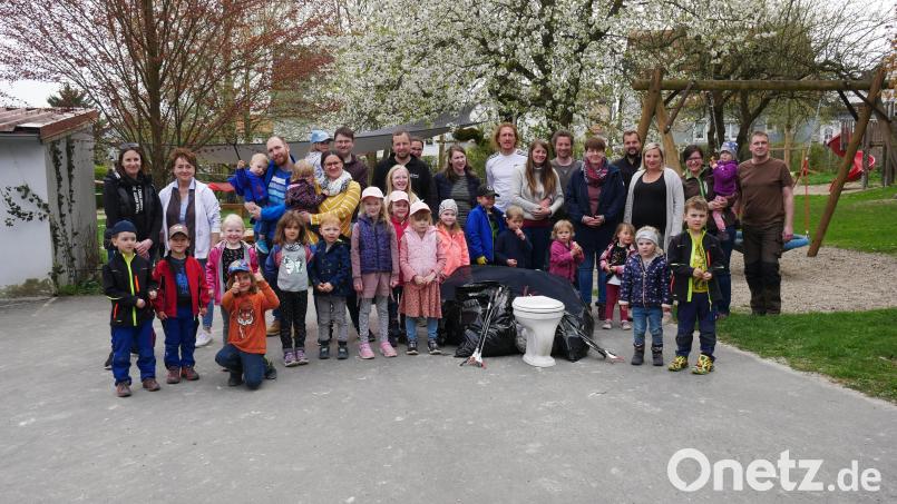 Eine Müllsammelaktion hatte das Team des Kindergartens St. Elisabeth Wiesau gemeinsam mit dem Elternbeirat organisiert. In etwa zwei Stunden waren viele Säcke gefüllt. Bild: Kindergarten St. Elisabeth/exb