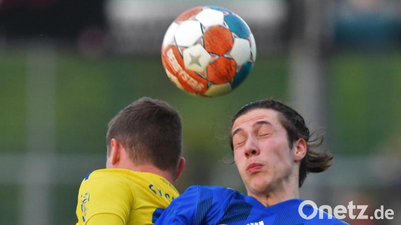 Augen zu und durch: Der formstarke Erol Özbay hatte die SpVgg SV Weiden gegen den TSV Bogen in Führung geschossen. Sein Treffer war allerdings zu wenig, um den Platz letztendlich als Sieger zu verlassen. Bild: Büttner