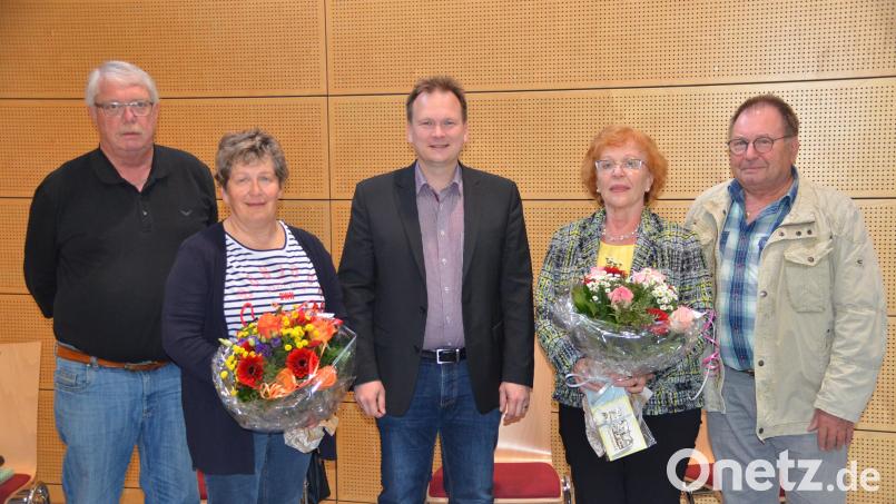 Das Bild zeigt die künftige Doppelspitze der Volkshochschule Speichersdorf Klaus-Jürgen Koch (von links) und Gerlinde Schindler. Bürgermeister Christian Porsch verabschiedete Gertraud Pögelt, ehemalige Leiterin der VHS Speichersdorf, die mit Ehemann Franz zur Gemeinderatssitzung gekommen war. Bild: ak