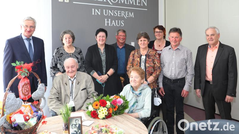 Ihren 65. Hochzeitstag feiern Josef und Margareta Bauer (sitzend). Mit auf dem Bild (von links) Bürgermeister Johannes Reger, Margareta Bauers Schwester Monika Fiesinger, Tochter Christa Köllner mit Ehemann Arnold, Tochter Waltraud Köllner, Tochter Klaudia Staufer, Bruno Köllner und stellvertretender Landrat Günter Kopp. Bild: njn