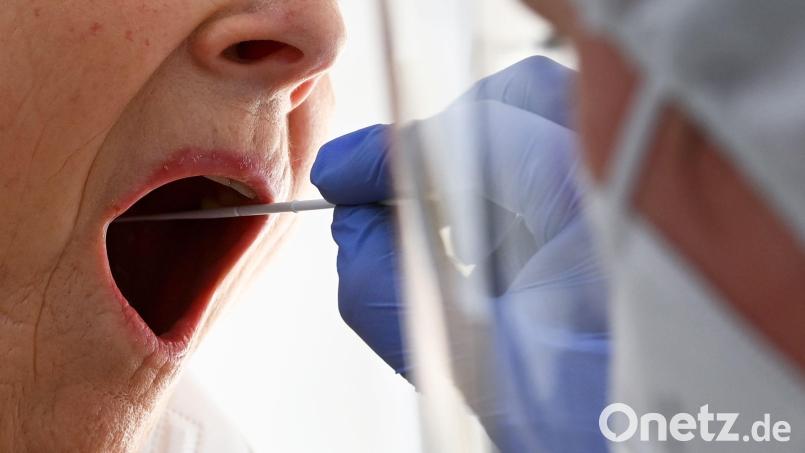 Immer wieder ergeben die Coronatests positive Ergebnisse. Symbolbild: Hendrik Schmidt