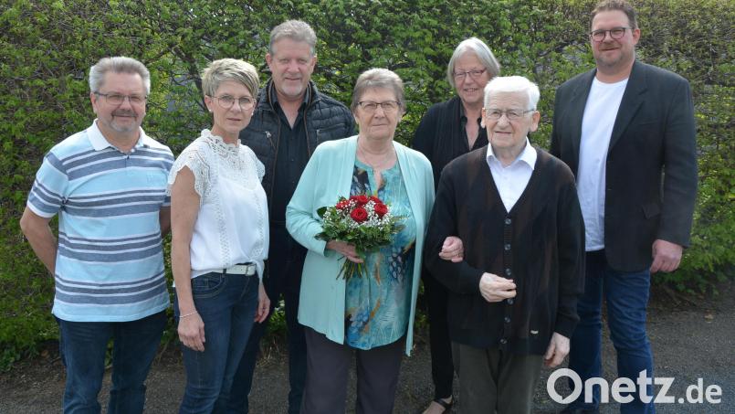 Goldene Hochzeit feierten am Donnerstag Sigrid und Oskar Zeitler (vorne) in Pechbrunn. Dazu gratulierten (von links) Schwiegersohn Kunibert, Tochter Doris und Sohn Roland, Edith Urbanczyk und Bürgermeister Stephan Schübel. Bild: jr