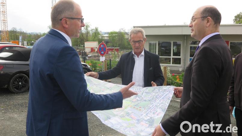 Informationen aus erster Hand von Roman Schäffler (links) und Werner Nickl (Mitte) erhielt Staatsminister Albert Füracker beim Ortstermin in der Berndorfer Straße. Bild: jzk