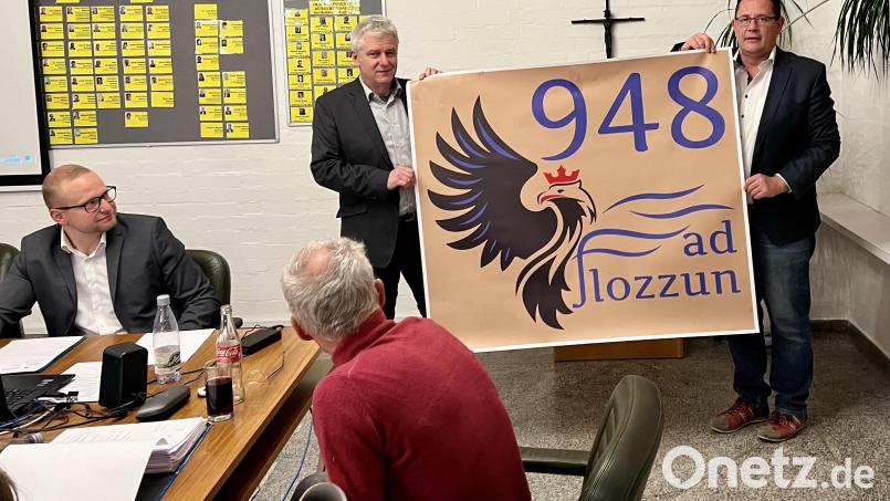 Bürgermeister Robert Lindner und der Leiter des Festausschusses, Oliver Mutterer (rechts), präsentieren dem Marktgemeinderat das Logo zur 1075-Jahr-Feier. Bild: Eichl