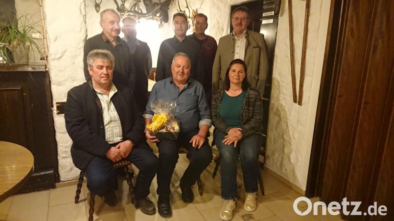 Die Führung der Jagdgenossenschaft Gressenwöhr (vorne, von links) Richard Weiß, Josef Reuschl, Carina Dietz; (hinten, von links): Hans Endres, Thomas Neugebauer, Anton Trettenbach, Georg Fenk und Bürgermeiste. Hans-Martin Schertl. Bild: hgö