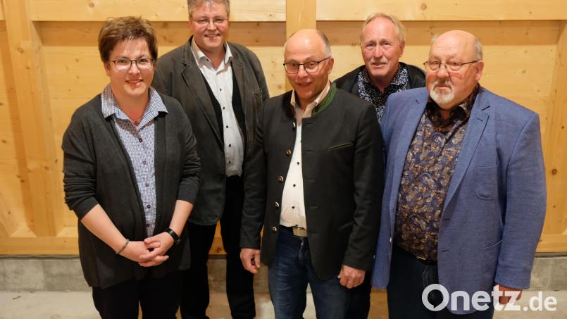 Der Vorstand des Kapellenbauvereins Münchsreuth: ( von links) Zweite Vorsitzende Irene Walter (neu), Prior Pater Adrian, Vorsitzender Albert Nickl, Kassier Albert Schmid und Schriftführer Hermann Schmid. Bild: do