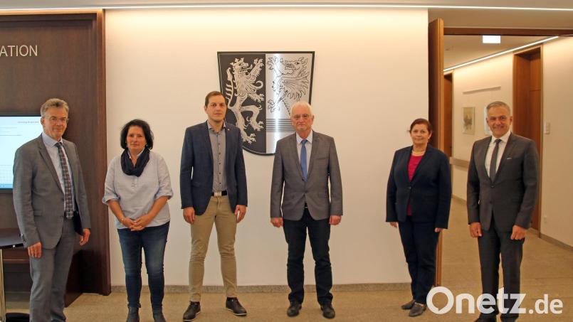 Verabschiedung und Neuvorstellung am Landratsamt Tirschenreuth: (von rechts) Landrat Roland Grillmeier, Abteilungsleiterin Regina Kestel, der bisherige langjährige Kreiskämmerer Klaus Pöllmann, der neue Kreiskämmerer Manuel Enders, Personalratsvorsitzende Ramona Wiesent und Personalchef Walter Brucker. Bild: Fabian Polster/Landratsamt Tirschenreuth/exb