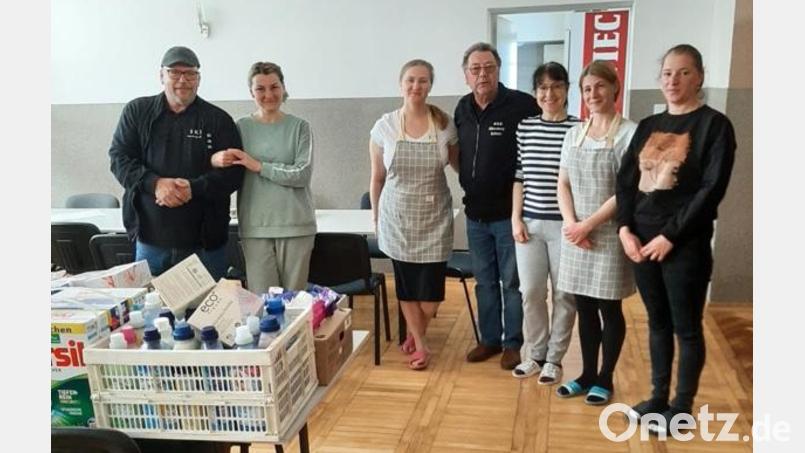 Die Frauen aus der Ukraine waren gerührt, als ihnen die Sachspenden übergeben wurden, deren Menge am Foto nur zu erahnen ist. Bild: mis