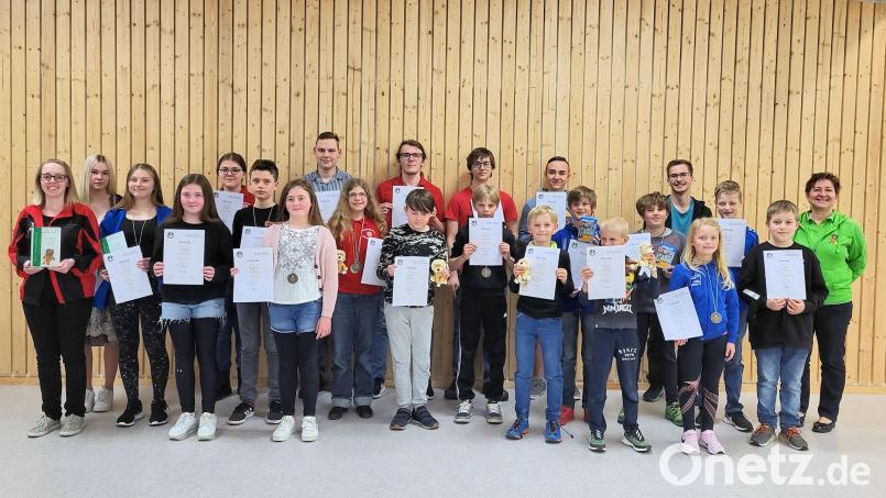 Die Preisträger des Tiro-Wettkampfs mit Gaujugendleiter Nils Graser (Vierter von rechts) und Landesjugendleiterin Evi Brenner-Bittihn (rechts). Bild: njn
