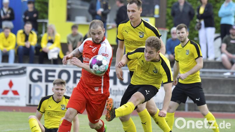 Marcel Hack vom FC Amberg (Zweiter von rechts) versucht, den Ball aus der Gefahrenzone zu befördern, sein Neutraublinger Gegenspieler Andreas Halder (Zweiter von links). Mario Schmien, Tobias Götz und Alexander Greger (von links) beobachten die Szene. Bild: Hubert Ziegler