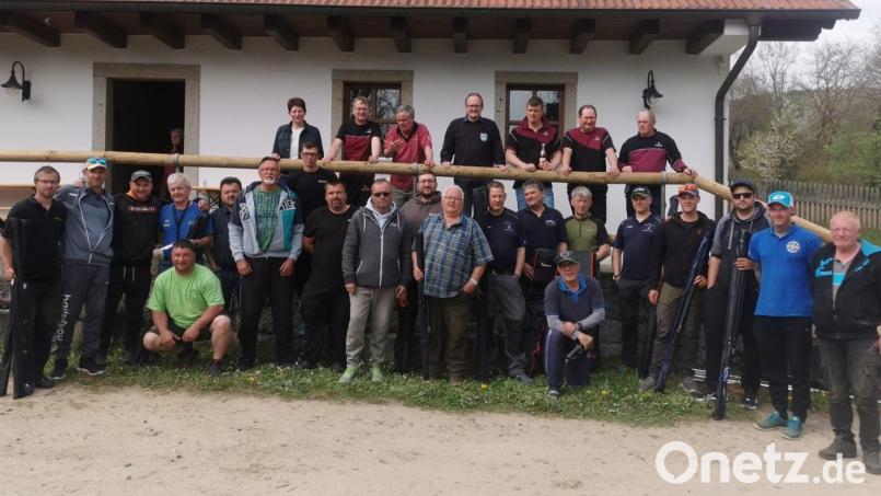 Die erfolgreichsten Anglerteams, des Browning Cups nach der Siegerehrung im Fischerheim des Vereins in Stockarn. Bild: dl