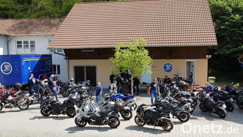 Die starken Maschinen der Clubmitglieder, deren ganzer Stolz, sind hier vor ihrem Vereinsheim zu sehen. Bild: mab