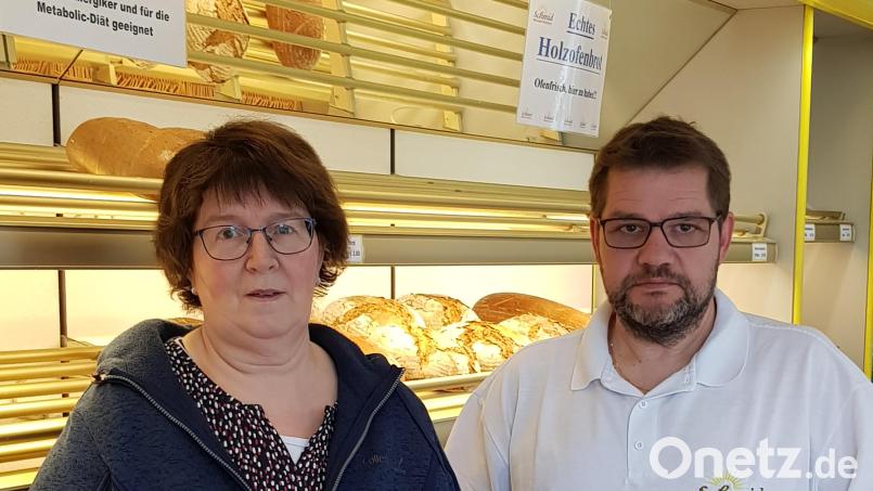 Bäckermeister Wolfgang Schmid übergab Doris Kellner vom Frauenbund Kulmain die Spende aus der Solibrot-Aktion. Bild: ak