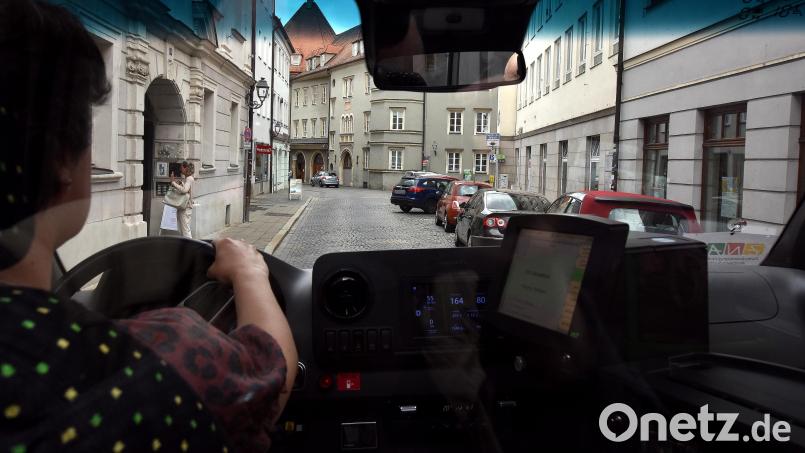 Mit dem Altstadtbus durch Ambergs Gassen. Der Grünen-Kreisverband und die Amberger Stadtratsfraktion gehen der Frage nach, wie eine autoarme Innenstadt aussehen könnte, ohne Abstriche bei der Mobilität in Kauf nehmen zu müssen. Bild: Stephan Huber
