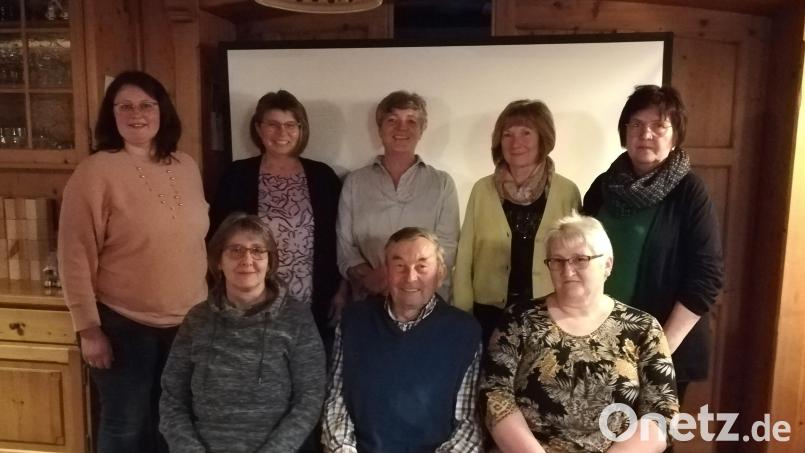 Treue Mitglieder wurden bei der Versammlung des Obst- und Gartenbauvereins Liebenstein geehrt. Im Bild (hinten von links) Vorsitzende Michaela Weigl, Andrea Thoma, Anneliese Schuller, Elisabeth Ziegler und Ida Fiedler sowie (vorne von links) Rosi Kraus, Josef Ott und Marianne Nurtsch. Bild: OGV Liebenstein/exb